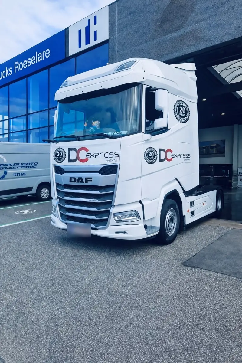 Tracteur routier DAF de DC Express, marqué national et international